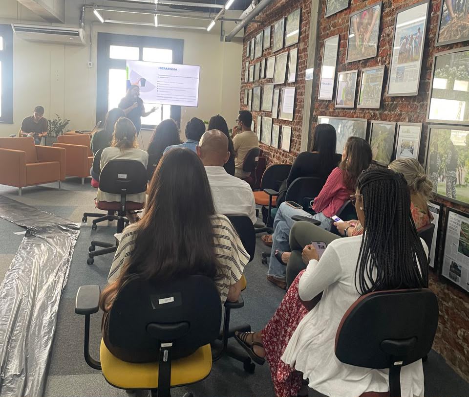 Treinamento sobre hierarquia de resíduos com profissionais reunidos em sala